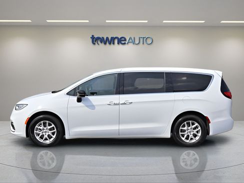 Used 2025 Chrysler Pacifica Select FWD image 4