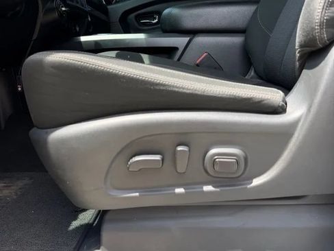 Used 2018 Nissan Titan SV w/ SV Convenience Package AWD/4WD image 13