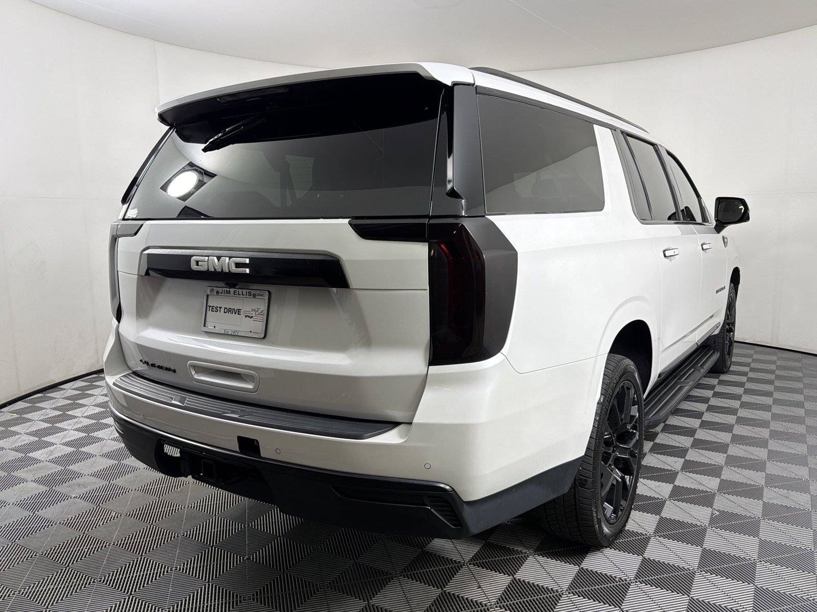 Used 2023 GMC Yukon XL SLT w/ SLT Premium Package AWD/4WD image 6