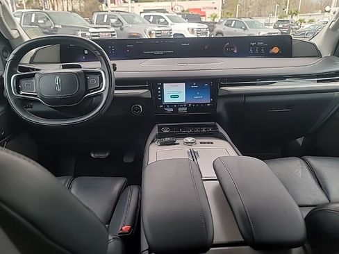 Used 2025 Lincoln Navigator Reserve image 15