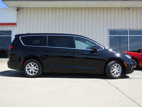 Used 2025 Chrysler Pacifica Select image 2