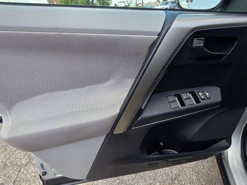 Used 2013 Toyota RAV4 LE FWD image 31
