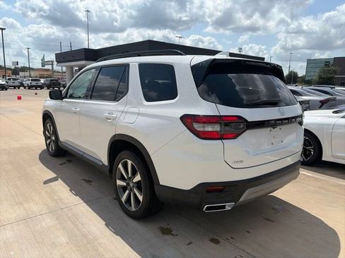 Used 2025 Honda Pilot Touring image 3