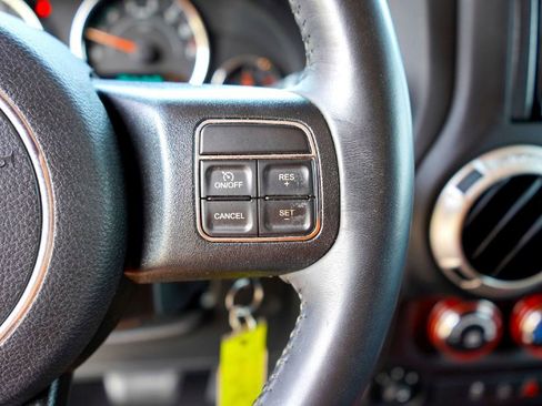 Used 2018 Jeep Wrangler Unlimited Rubicon w/ Connectivity Group image 13