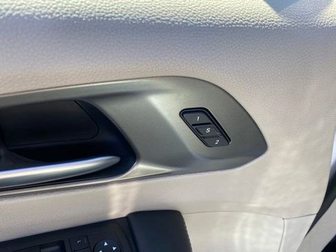 Used 2024 Chrysler Pacifica Touring-L image 16