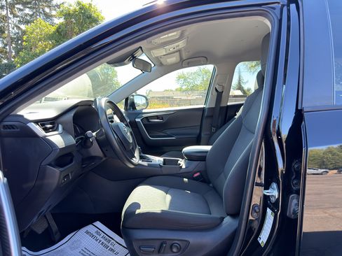 Used 2025 Toyota RAV4 XLE FWD image 21