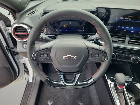 Used 2025 Chevrolet Trax RS FWD image 21