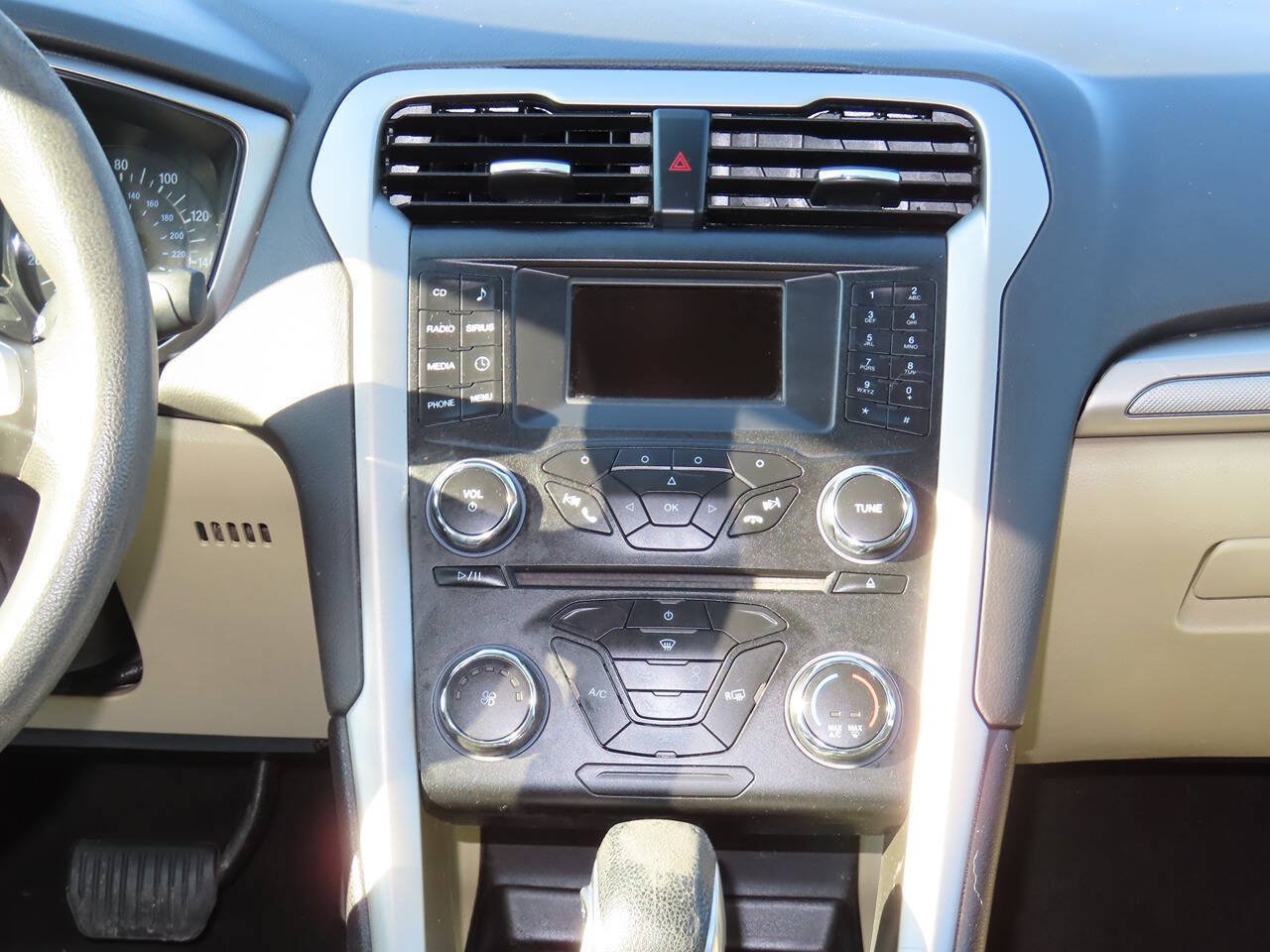 Used 2015 Ford Fusion SE FWD image 13