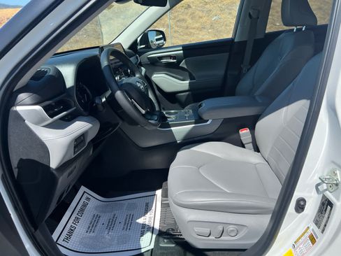 Used 2023 Toyota Highlander XLE FWD image 11
