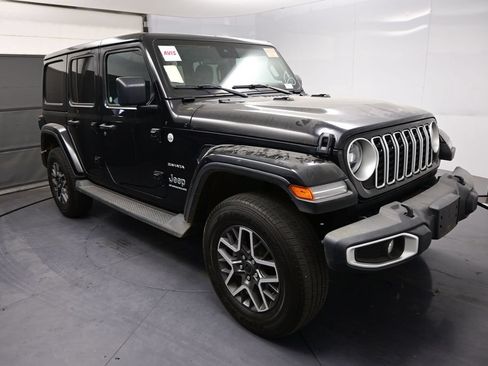 Used 2024 Jeep Wrangler Unlimited Sahara AWD/4WD image 3