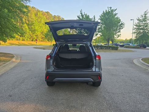 Used 2024 Toyota Corolla Cross LE w/ Moonroof Package image 12