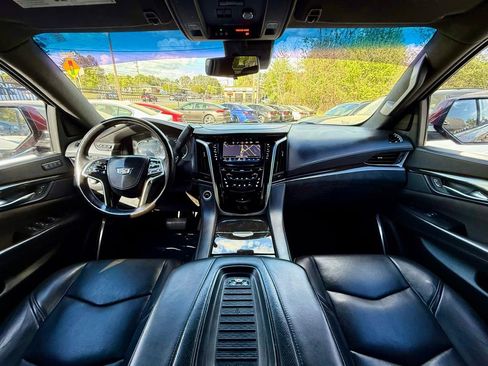 Used 2018 Cadillac Escalade ESV Platinum RWD image 18