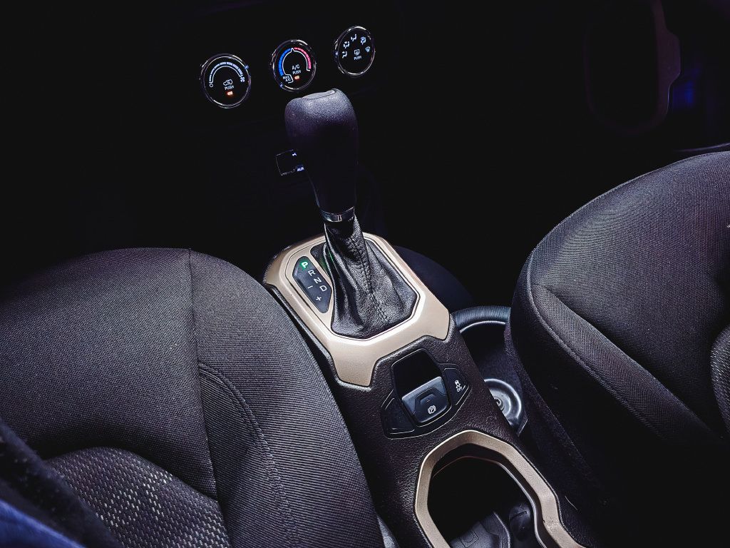 Used 2017 Jeep Renegade Latitude FWD image 29