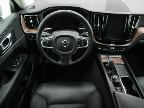 Used 2022 Volvo XC60 B5 Momentum image 17