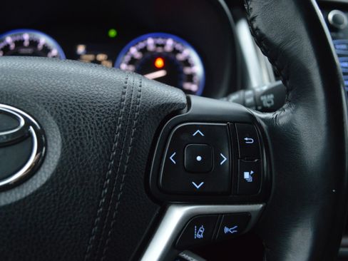 Used 2018 Toyota Highlander XLE image 16