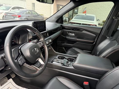 Used 2025 Honda Pilot TrailSport image 18