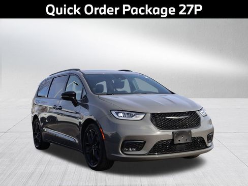 Used 2025 Chrysler Pacifica Limited image 4