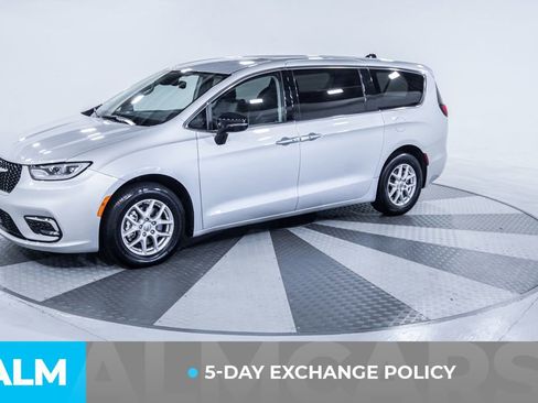 Used 2024 Chrysler Pacifica Touring-L image 3