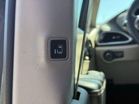 Used 2023 Chrysler Pacifica Touring-L image 33