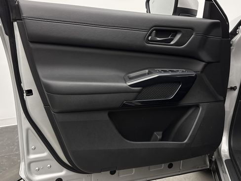 Used 2025 Nissan Pathfinder SV FWD image 10