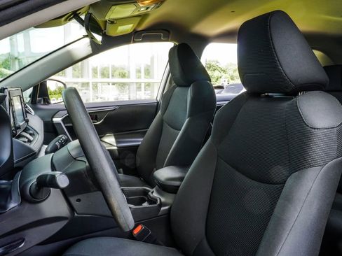 Used 2019 Toyota RAV4 LE FWD image 32