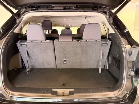 Used 2023 Toyota Highlander LE FWD image 16