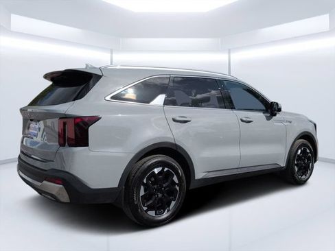 Used 2025 Kia Sorento S FWD image 3