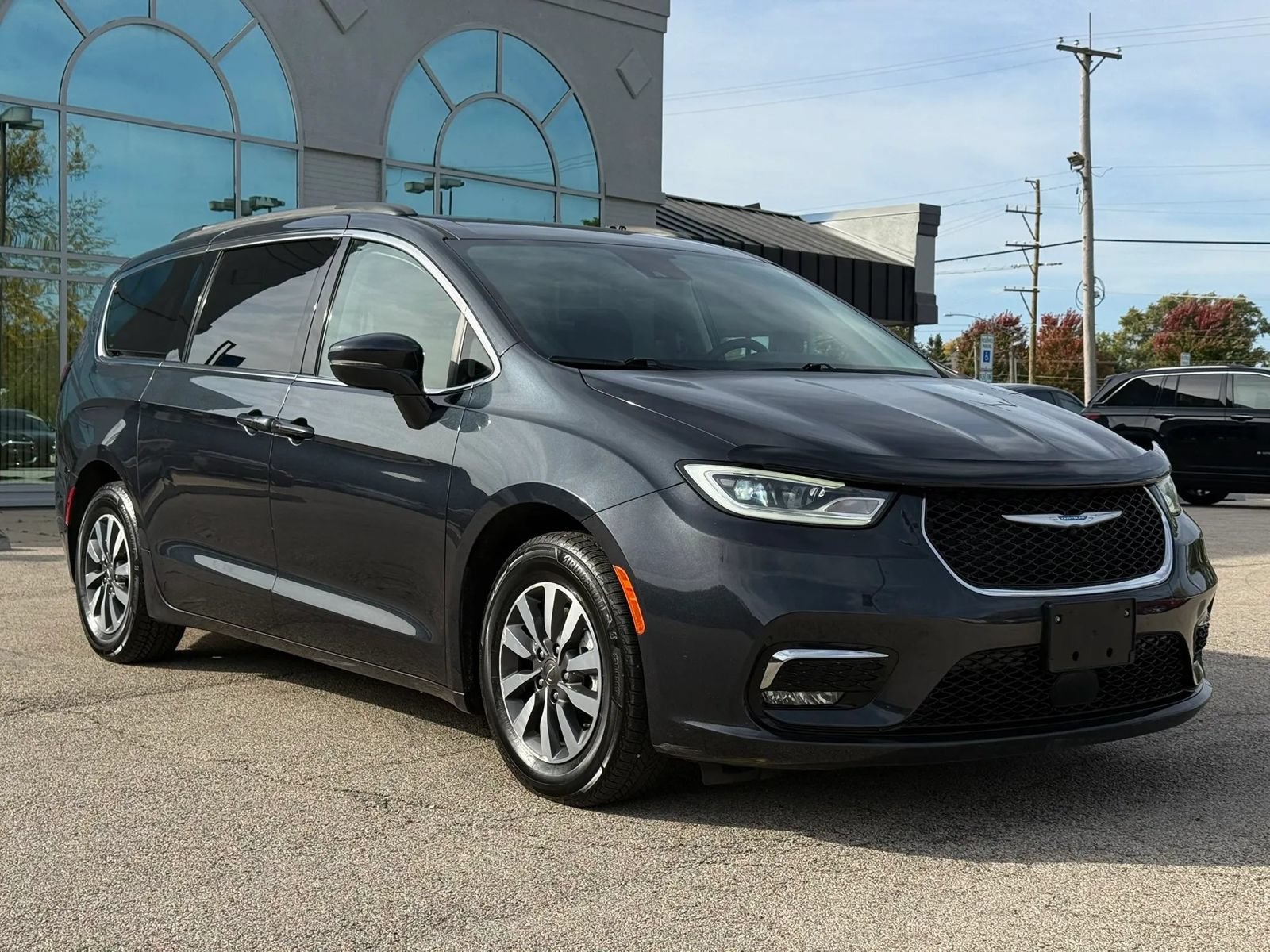 Used 2021 Chrysler Pacifica Touring w/ Cold Weather Group FWD image 1