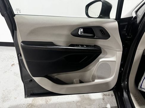 Used 2020 Chrysler Pacifica Touring-L image 16