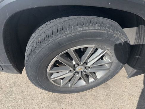 Used 2023 Chevrolet Traverse LT FWD image 5