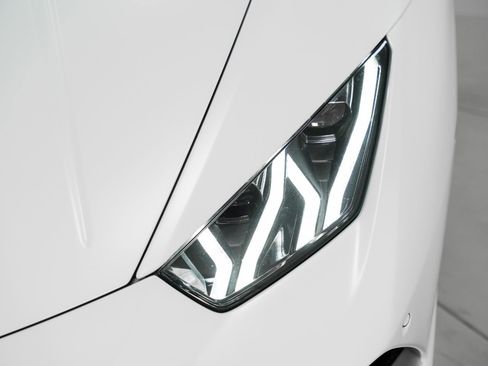 Used 2018 Lamborghini Huracan Performante AWD/4WD image 13