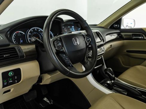Used 2016 Honda Accord Touring image 2