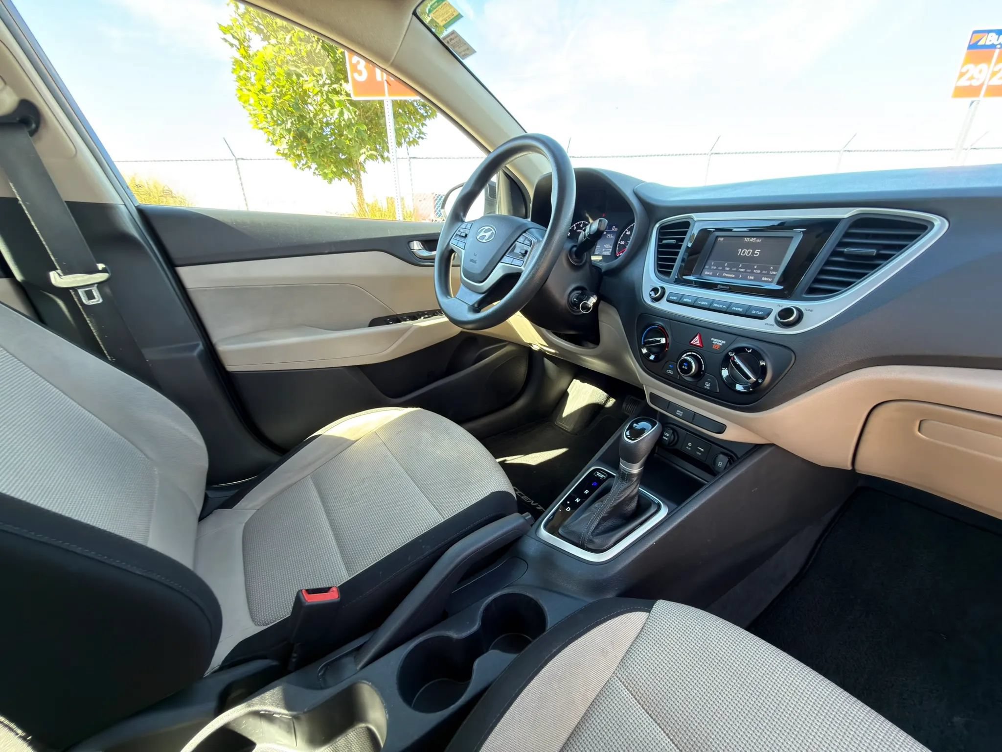 Used 2022 Hyundai Accent SE FWD image 3