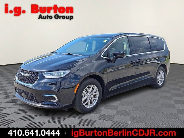 Used 2024 Chrysler Pacifica Touring-L FWD image 3