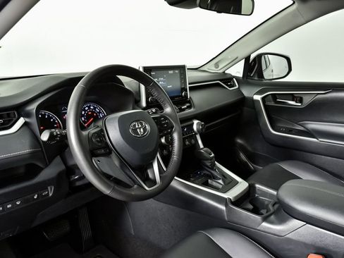 Used 2021 Toyota RAV4 XLE Premium image 5