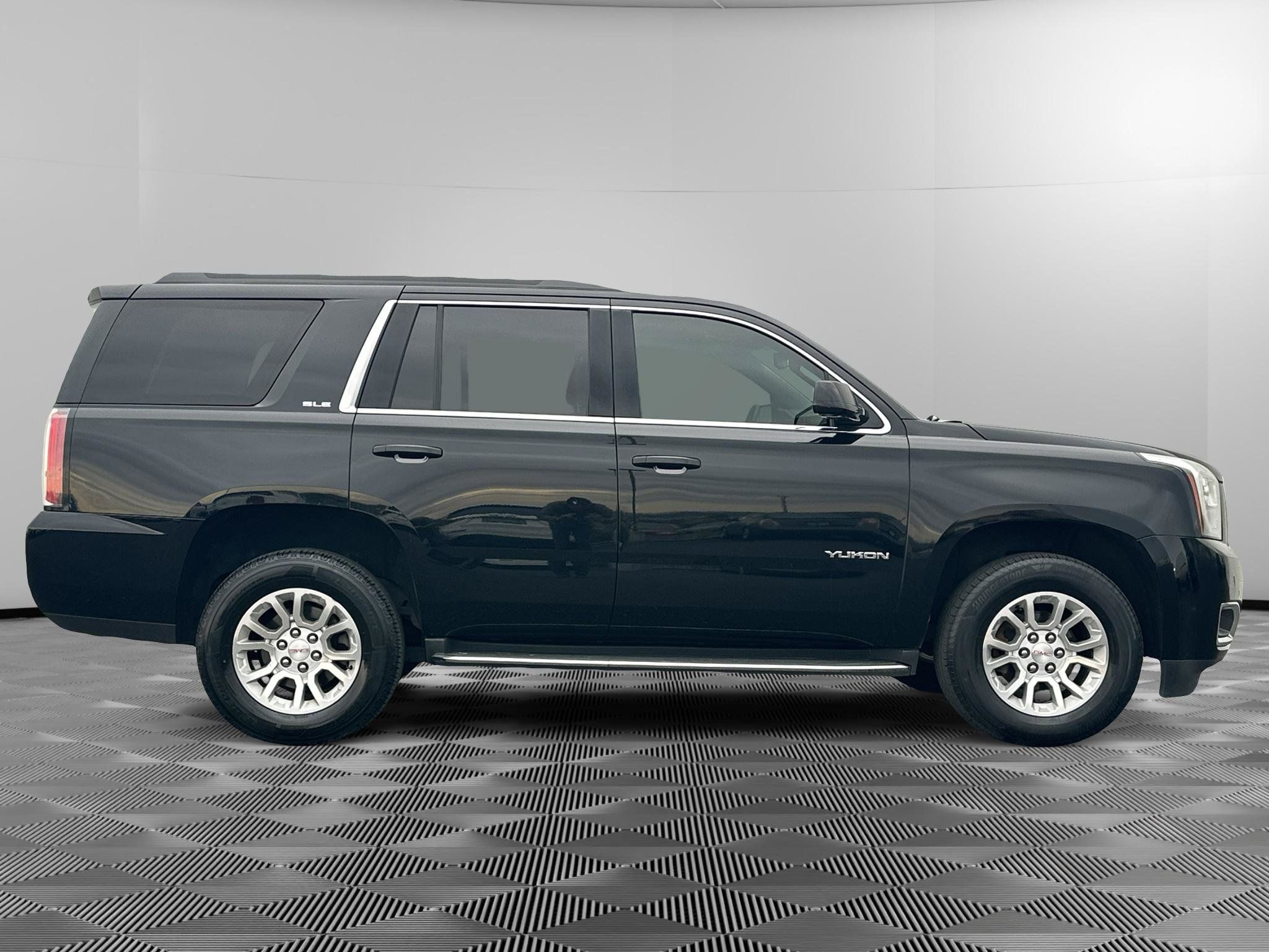 Used 2018 GMC Yukon SLE AWD/4WD image 2
