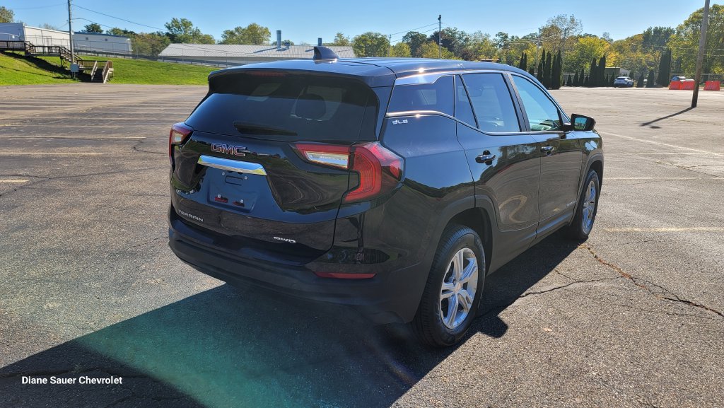 Used 2024 GMC Terrain SLE AWD/4WD image 12