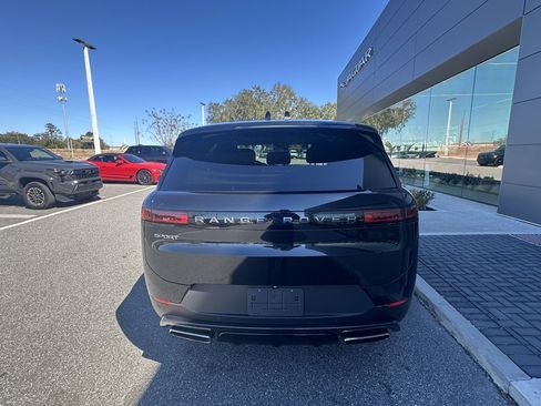 Used 2024 Land Rover Range Rover Sport SE image 3