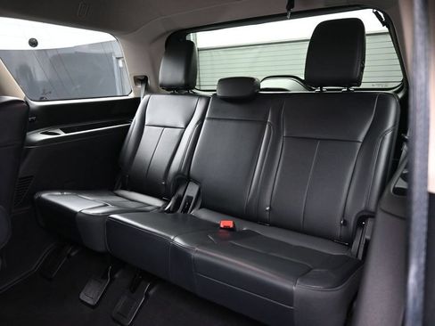 Used 2024 Ford Expedition XLT AWD/4WD image 21