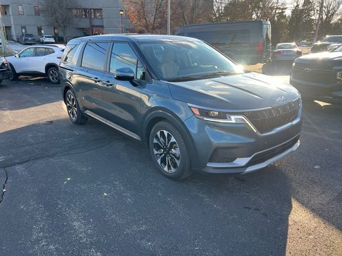 Used 2022 Kia Carnival EX image 3