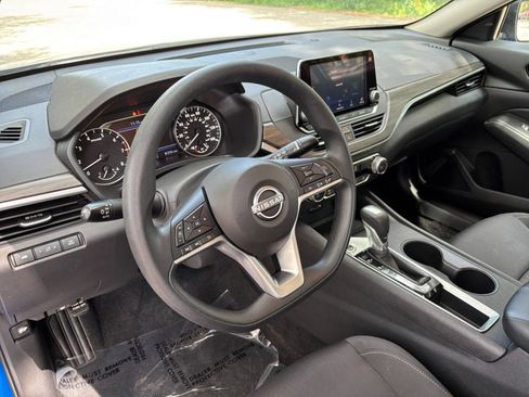 Used 2025 Nissan Altima 2.5 SV FWD image 34