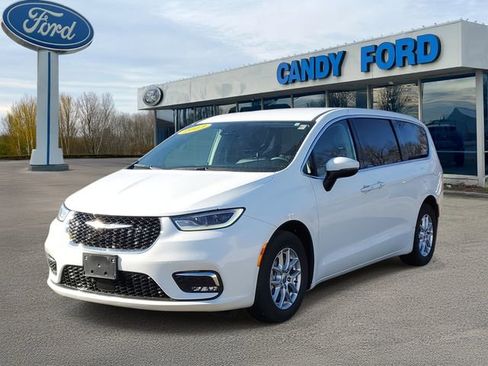 Used 2023 Chrysler Pacifica Touring-L image 2