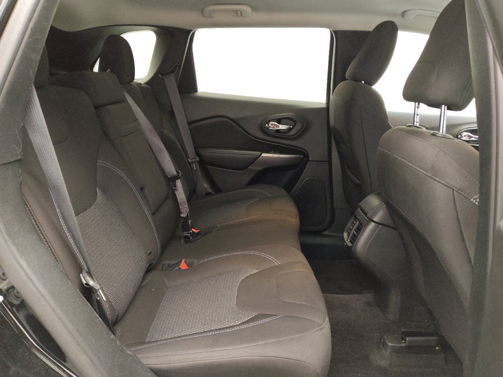 Used 2019 Jeep Cherokee Latitude w/ Popular Appearance Group FWD image 19