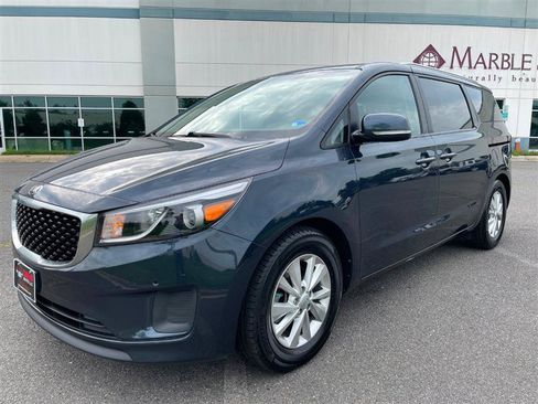 Used 2017 Kia Sedona LX w/ LX Essentials Premium Package FWD image 2