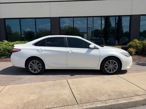 Used 2016 Toyota Camry SE w/ Moonroof Package FWD image 4