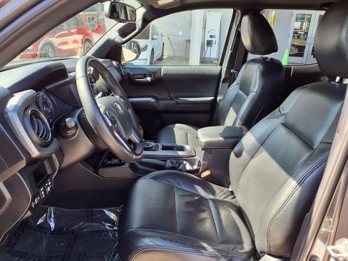 Used 2017 Toyota Tacoma TRD Off-Road AWD/4WD image 15