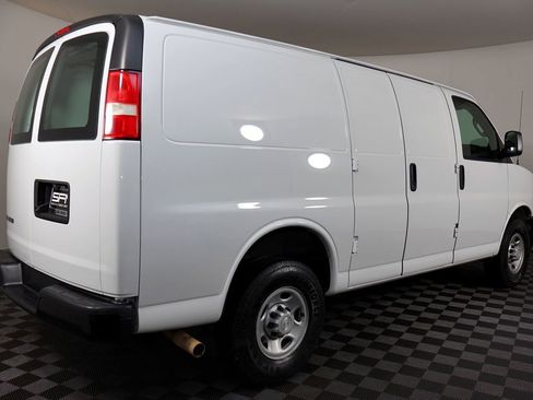 Used 2018 Chevrolet Express 2500 w/ Driver Convenience Package RWD image 8