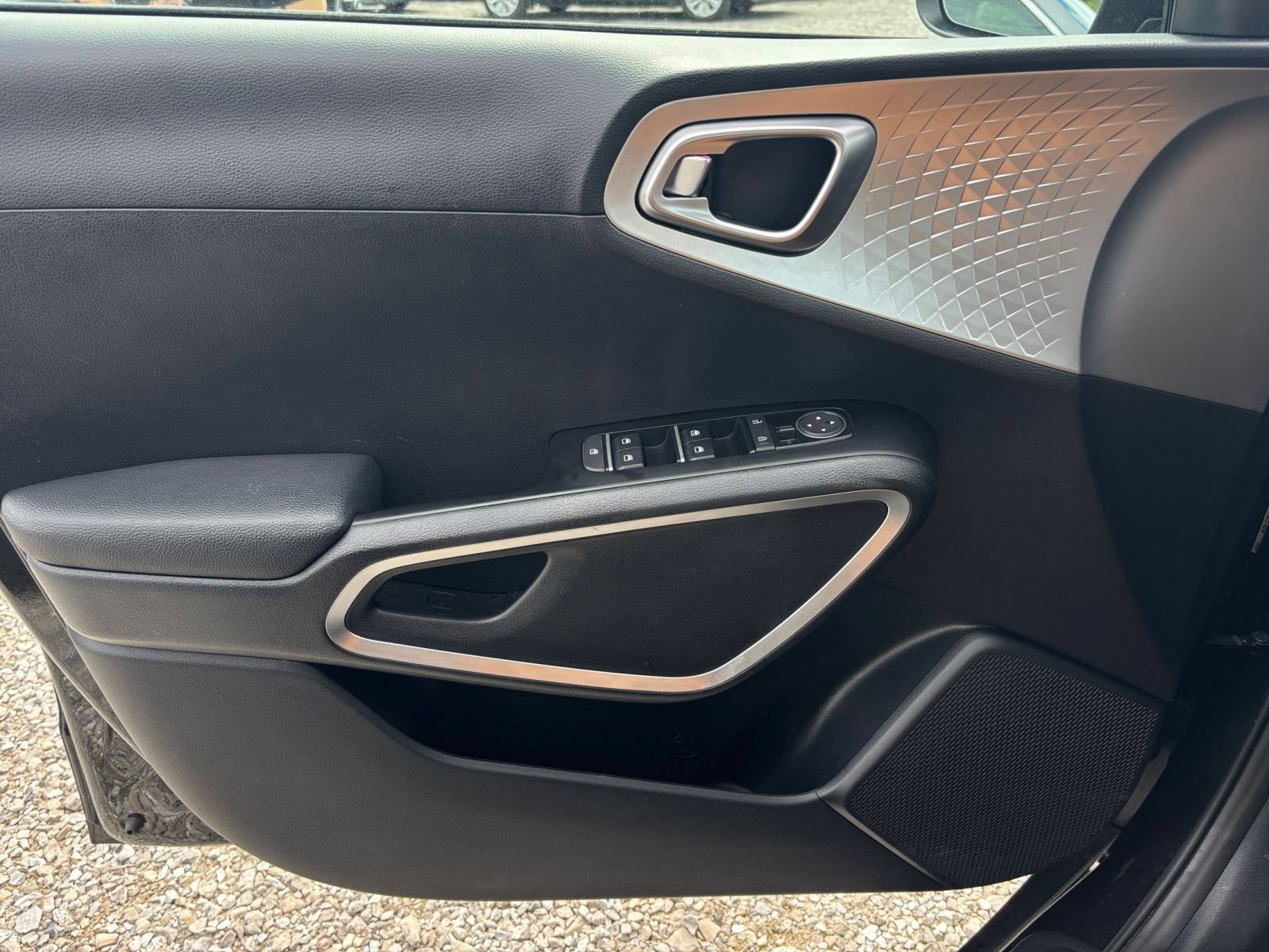 Used 2025 Kia Soul LX w/ LX Technology Package FWD image 18