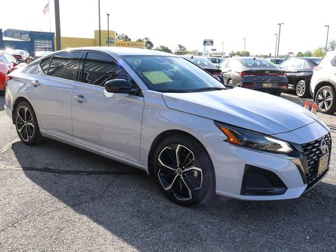 Used 2025 Nissan Altima 2.5 SR w/ SR Premium Package image 3