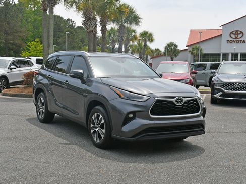 Used 2023 Toyota Highlander XLE FWD image 6